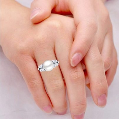 the pearl jewelryin finger